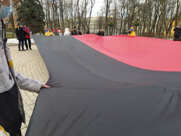 Активисты принесли флаг. Пустят на воздушных шарах в ОРДЛО