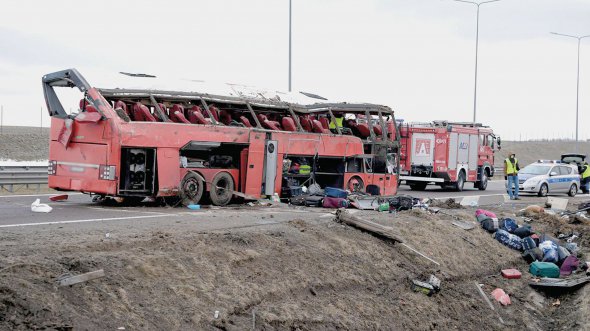6 березня витягли з кювету й поставили на колеса автобус із українцями, що прямував із польської Познані. Перевернувся напередодні вночі. Самотужки вибратися змогли четверо з 55 пасажирів. П’ятеро — загинули