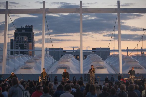 "Архітектура голосу" — цикл із 19 концертів, кожен з яких відбувався в унікальному місці, зокрема київський стадіон НСК "Олімпійський”. Організовує музичне агентство “УХО”. Отримали Шевченківську премію 