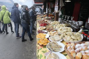 Із 8 по 14 березня українці святкують Масницю — тиждень перед Великоднім постом. Проводжають зиму, їдять традиційну страву — млинці з різними начинками. Останній день Масниці називають Прощеною неділею