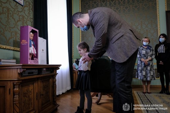 Дівчинка отримала ляльку від президента