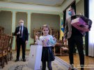Девочка получила куклу от президента
