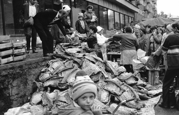 Продаж баранячих кісток. Вулиця Віри Соломіної, Новокузнецьк, 1980-ті роки