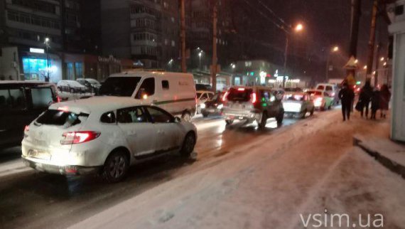Мокрый снег в Хмельницком вызвал транспортный коллапс