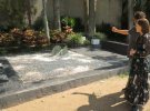 Саніна відвідала могилу Пабло Ескобара