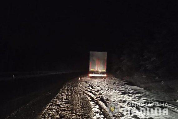 Водій легковика не впорався з керуванням і влетів під фуру