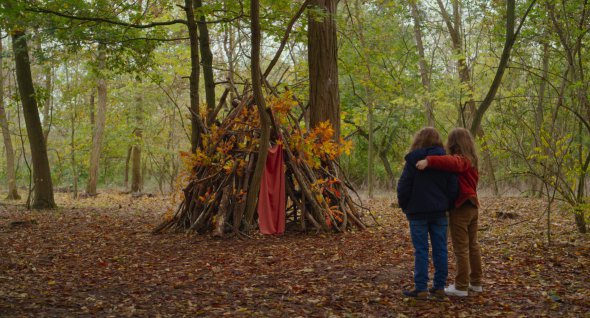 Французькі акторки Жозефіна Санс і Габріель Санс у фільмі "Маленька мати" грають мати та доньку. Зустрічають одна одну в лісі, у домі біля якого минуло дитинство матері. Являється до своєї дитини в образі її 8-річної однолітки, за сюжетом