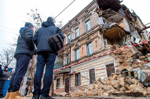 150-річна триповерхівка обвалилася 1 березня в Одесі, на вулиці Ніжинській, 16. Ніхто не постраждав. 16 людей із пошкоджених квартир переселилися в гуртожиток чи до родичів. Будинок міг упасти через перепланування житла мешканцями, заявили в міськраді. Його відновлюватимуть, бо має статус історичної пам’ятки