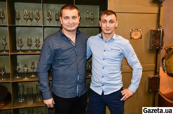 Володимир Шамрай (праворуч) живе з одною ниркою. Іншу віддав братові (ліворуч)
