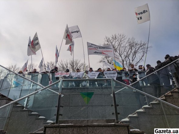 Ко входу в КВЦ митингующих не пускают