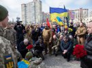 Участники мероприятия возложили цветы к памятнику Украинскому добровольцу, приняли участие в поминальном молебне по погибшим.