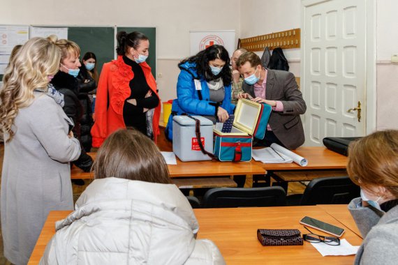 Врачи мобильных бригад Закарпатской области проходят практические занятия по вакцинации от коронавирусной инфекции 9 марта в Ужгороде. Обучение состояли из теоретической и практической частей, продолжались 2 дня. Их прошли 20 медиков.