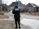 Представители Общего центра по контролю и координации (СЦКК) осматривают поселок Старомихайловка Марьинского района Донецкой области, 8 марта. Накануне российские наемники обстреляли его из боевых машин пехоты. Повредили несколько жилых домов и хозяйственных сооружений местных.