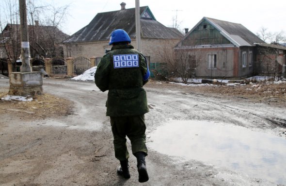 Представители Общего центра по контролю и координации (СЦКК) осматривают поселок Старомихайловка Марьинского района Донецкой области, 8 марта. Накануне российские наемники обстреляли его из боевых машин пехоты. Повредили несколько жилых домов и хозяйственных сооружений местных.