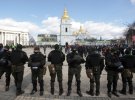 Солдаты Национальной гвардии охраняют участников марша за равенство прав женщин. Прошел в центре Киева в Международный женский день, 8 марта.