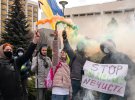 Протестующие держат дымовые шашки во время митинга возле здания, в котором проходит съезд судей Украины в Киеве, 9 марта.