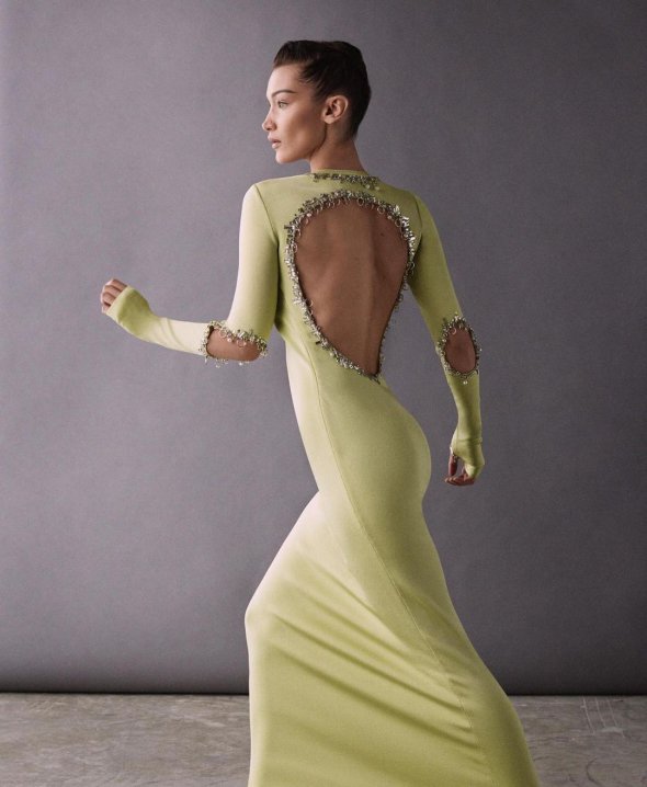 Модель Белла Хадид продемонстрировала платье с модными вырезами