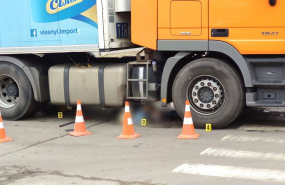 В центре Полтавы водитель фуры не заметил и сбил насмерть пожилую женщину