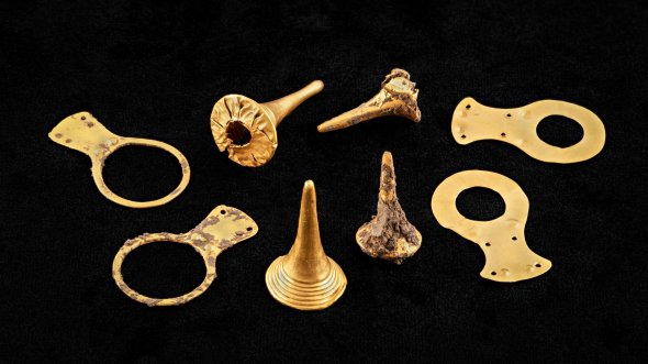 Золотые элементы могли украшать головные уборы женщин