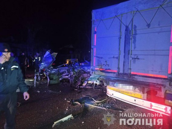 В Балте Одесской области легковушка влетела в припаркованный грузовик. Погибли две 17-летние девушки