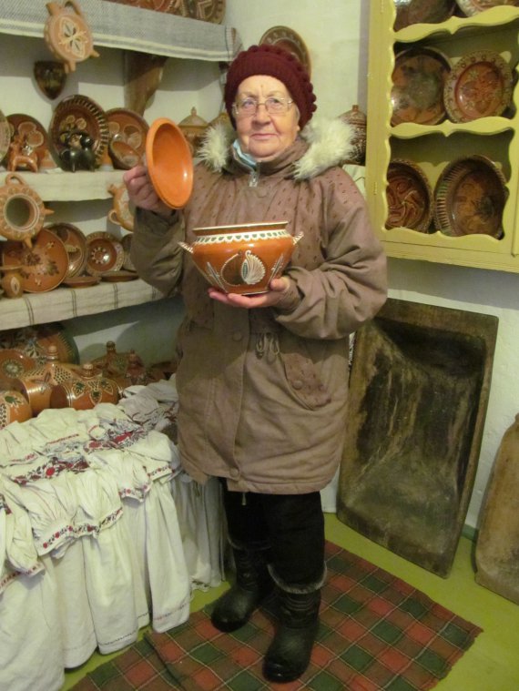 Майстриня з  гончарства Тетяна Шпак демонструє керамічні вироби в Музеї-садибі братів Герасименків в селі Новоселівка на Вінниччині