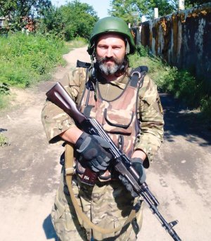Росіянин Олег Жданов у 2014–2016 роках воював на Донбасі у складі батальйону ”Карпатська Січ”. Потім три роки намагався отримати громадянство України. Коли не вдалося, виїхав просити політичного притулку в Австрію