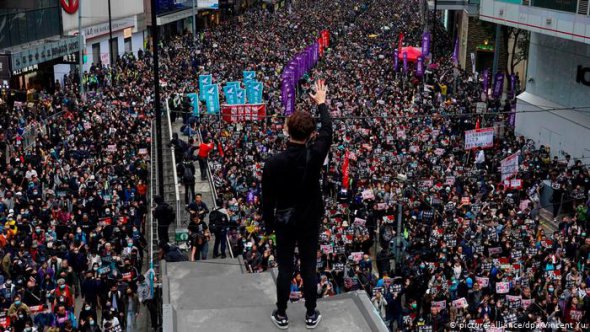 Массовые антиправительственные протесты в Гонконге начались в июне 2019-го, когда более 1 млн человек вышли протестовать против законопроекта, который позволяет выдавать людей на материковый Китай для суда над ними. Закон предусматривает уголовную ответственность за призывы к отделению Гонконга от Китая, подрывную деятельность против власти или сговор с иностранными силами. Максимальное наказание - пожизненное заключение.