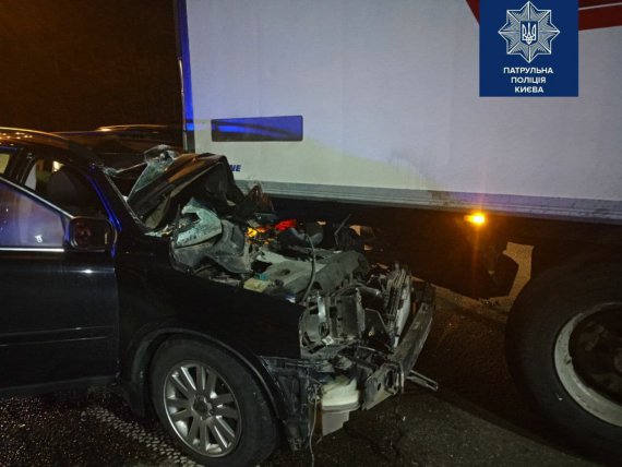 В Киеве на Брест-Литовском шоссе Volvo влетел в фуру, которая остановилась на красный сигнал светофора. Водитель погиб, 2 - искалеченных