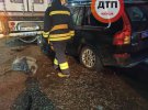 У Києві на Брест-Литовському шосе Volvo влетів у фуру, яка зупинилася на червоний сигнал світлофора. Водій загинув, 2 - скалічених
