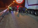 У Києві на Брест-Литовському шосе Volvo влетів у фуру, яка зупинилася на червоний сигнал світлофора. Водій загинув, 2 - скалічених