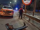 У Києві на Брест-Литовському шосе Volvo влетів у фуру, яка зупинилася на червоний сигнал світлофора. Водій загинув, 2 - скалічених