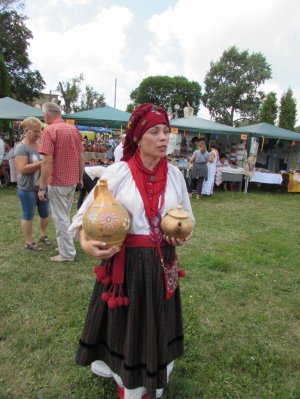Щороку у серпні етнографиня Олена Щербань організовує етнофестиваль-квест "Борщик у глиняному горщику" в селі Опішня Полтавського район