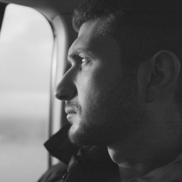 Главный герой документального фильма "Этот дождь никогда не закончится" - волонтер Красного Креста Андрей Сулейман. Он - сын сирийского курда и украинки. Хочет попасть в Сирию, где осталась часть его семьи. Когда-то он с родителями переехал на Донбасс, чтобы спастись от войны