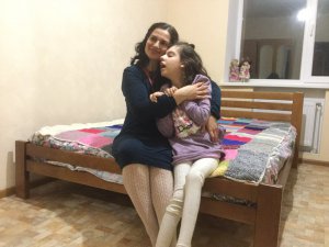 14-річна Анастасія Локайчук з міста Іллінці на Вінничині має ДЦП та інші складні діагнози. Дівчинці потрібен візок, який «ростиме» разом з нею. Його вартість становить €2,5 тис.