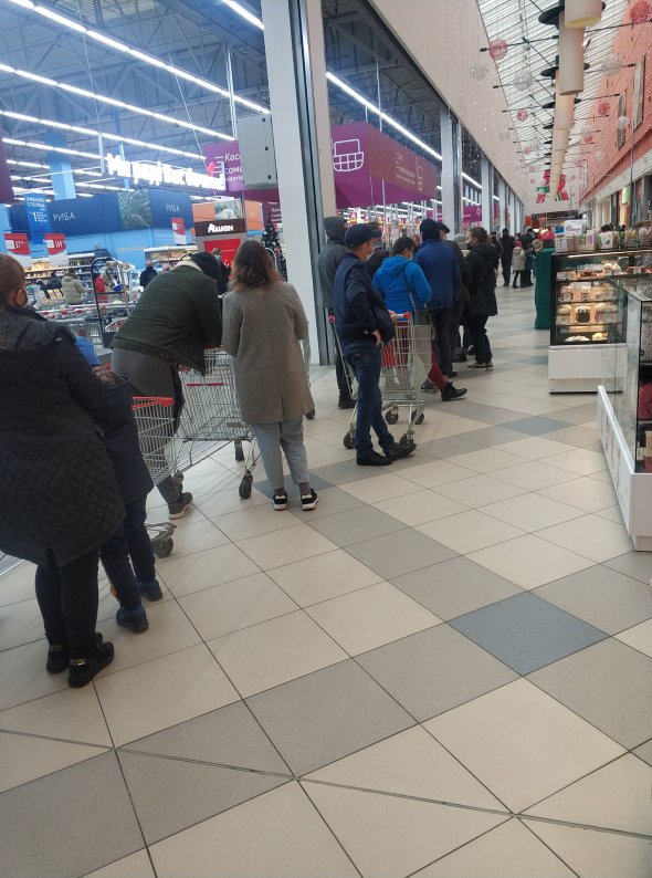 Карантин во Львове усилили на неделю. Местные создали очереди в магазины самых необходимых товаров