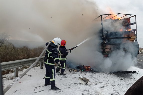 В Хмельницкой области столкнулись и загорелись автомобили КамАЗ и Audi 100. Погибли водитель и пассажир последнего