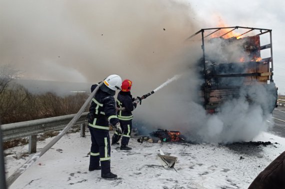 На Хмельниччині зіткнулися й спалахнули автомобілі  КамАЗ та Audi 100. Загинули водій і пасажир останнього