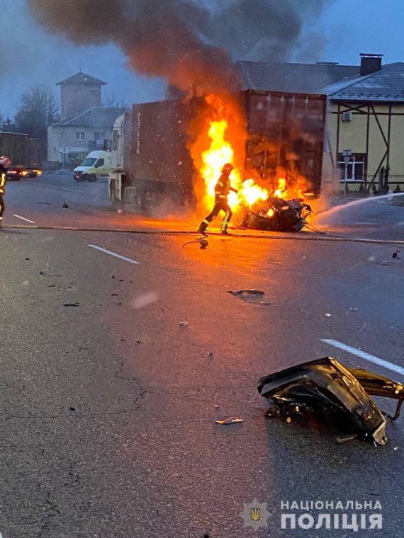 На Черкащині Scoda влетіла під   вантажівку  загорілася.  23-річний водій загинув на місці