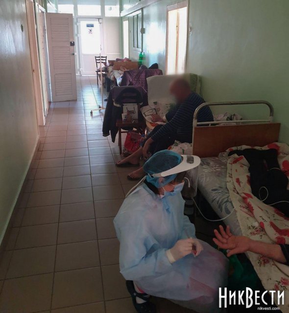 В больницах Николаева пациентов Covid-19 с размещают в коридорах