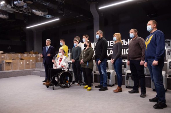 Фонд Порошенко и волонтеры направили 30 кислородных концентраторов в украинские больницы