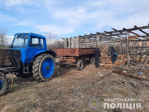 Трагедія сталася, коли чоловік зі своїми знайомими піднімали у сараї дошки