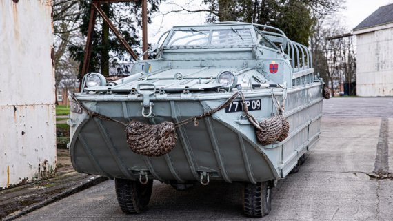 На продажу выставили редкий военный автомобиль-амфибию