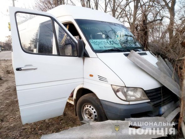 На Чернігівщині під час руху  помер 47-річний водій маршрутки Остер –Чернігів. Авто врізалося в паркан