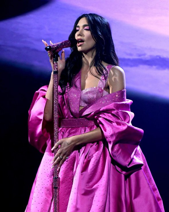 Британська співачка Дуа Ліпа виконує пісню Levitating на церемонії нагородження “Греммі”. Одягнена в сукню від Versace. Отримала шість номінацій, перемогла в “Найкращий поп-альбом” з платівкою Future Nostalgia.