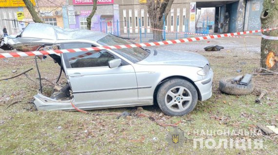 В Запорожье 21-летний водитель BMW влетел в дерево. 23-летний пассажир погиб. Водитель с еще одним пассажиром - травмированы