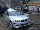 В Запорожье 21-летний водитель BMW влетел в дерево. 23-летний пассажир погиб. Водитель с еще одним пассажиром - травмированы