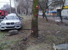 В Запорожье 21-летний водитель BMW влетел в дерево. 23-летний пассажир погиб. Водитель с еще одним пассажиром - травмированы