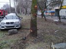 У Запоріжжі   21-річний водій   BMW влетів у дерево. 23-річний пасажир загинув. Водій зі ще одним пасажиром - скалічилися