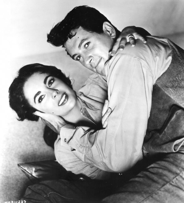Елізабет Тейлор і Рок Хадсон в сцені з фільму "Гігант" 1956-го