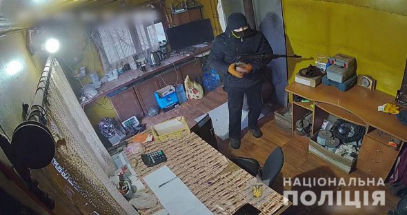 У Слов’янську невідомий у масці пограбував пункт прийому металобрухту та з поранив із автомата чоловіка. Зловмисника розшукують